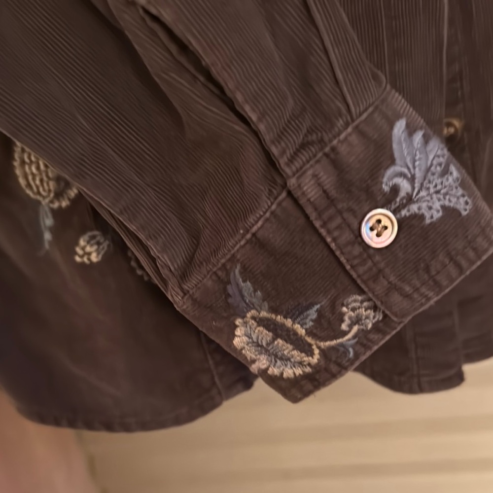 Embroidered Floral Button-Up Shirt - Picture 4 of 7